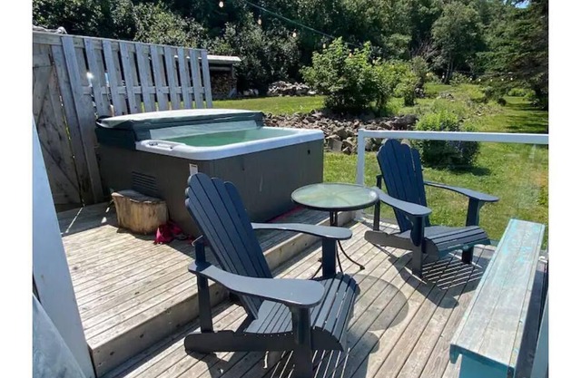 Halls Harbour BARN Cottage w/Hot Tub