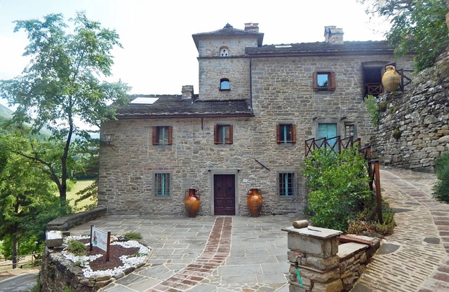 Halved: accommodation in old house of 700 in the valley of the river Santerno