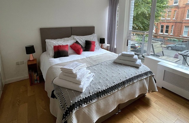 Hampstead haven - renovated standalone 2BR carriage house, off-street parking