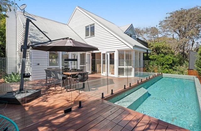 HAMPTON'S STYLE BEACHSIDE HOLIDAY ESCAPE & GAS HEATED POOL, HUGHES, SORRENTO