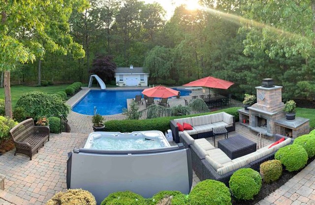 Hamptons Escape: Pool, Hot Tub, Grill, Firepit