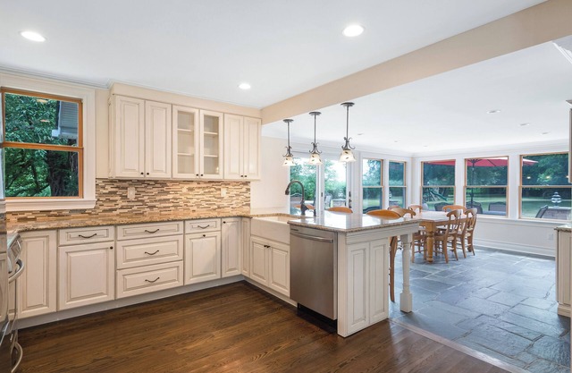 Hamptons Home! 3 bedroom/3 bath, 1.4 acres, South of S Country Rd, Remsenburg