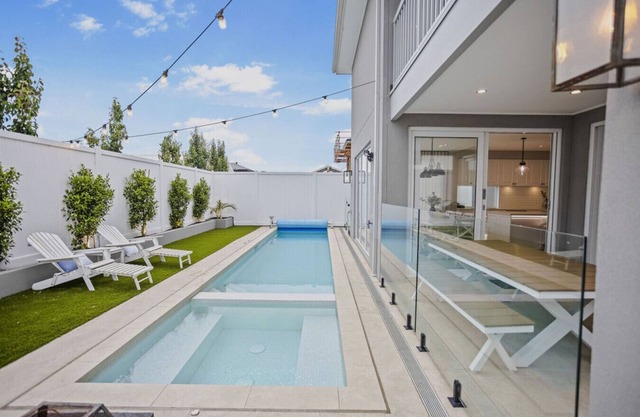 Hamptons in Torquay - 5 bath, Pool, Spa & Theatre!