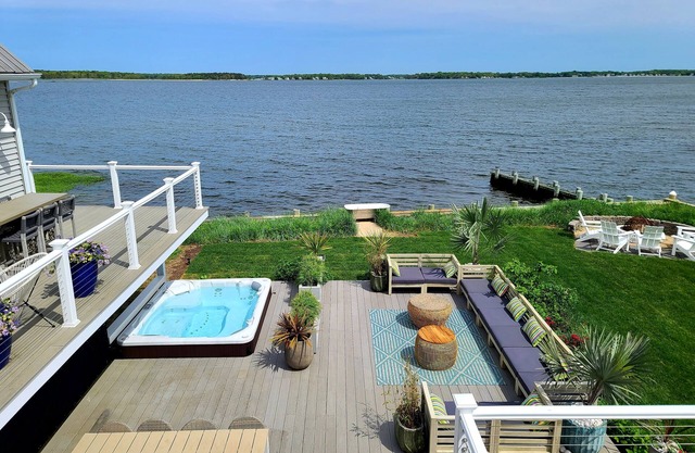 Hamptons Waterfront Escape/Hot Tub & Resort Style