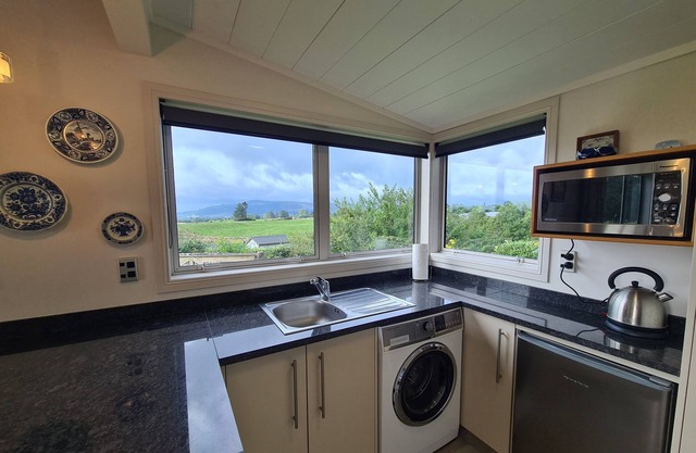 Hamurana Retreat - nice & peaceful rural location with views