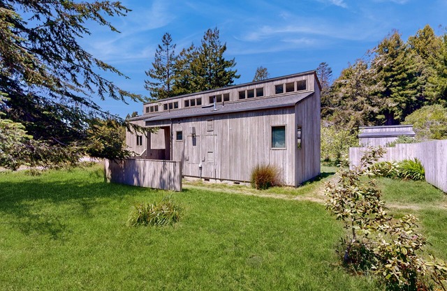 Hand-Built Home w/Deck, WiFi & Shared Pool/Tennis - Close to Bluff Trail, Golf