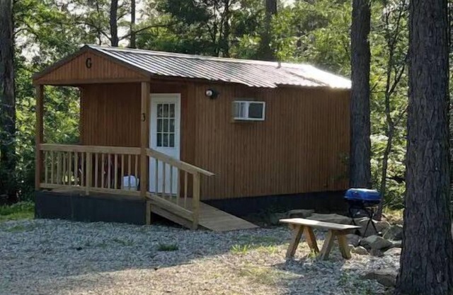 Handicap-Accessible Cabin Near Kirby Landing & Lake Greeson – Pet-Friendly