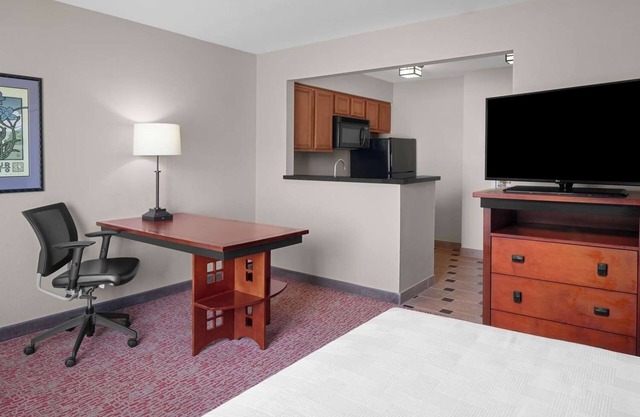 Handy Studio w/Full Equipped Kitchen and Oversized work desk - Parking