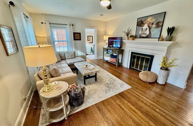 Hank's Place - Cheerful Bungalow near HPU