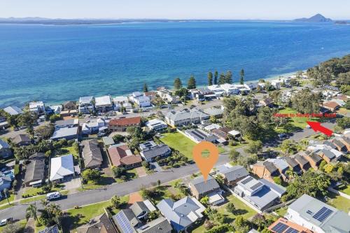 Hanks Corlette House, 49 Pantowora St - pet friendly, air con, boat parking, Wi-Fi