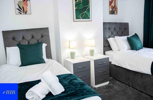 Hanley, 3-Beds, Sleeps 6, Parking
