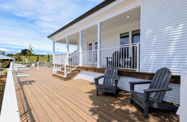 Hanna Farmhouse: A luxury, fully renovated 5-bedroom farmhouse by Stoller