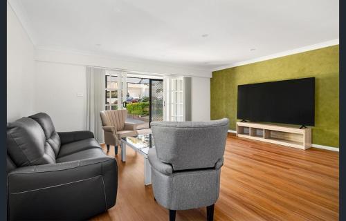 Hannah's Spacious Two Bedroom Three Sisters Hideaway