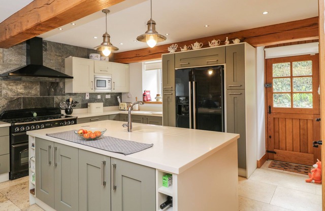 HANOVER MANSE, pet friendly, character holiday cottage in Penperlleni