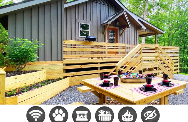 Happy Camper: Pet Friendly, Free Attraction Tickets, Hot Tub & Secluded