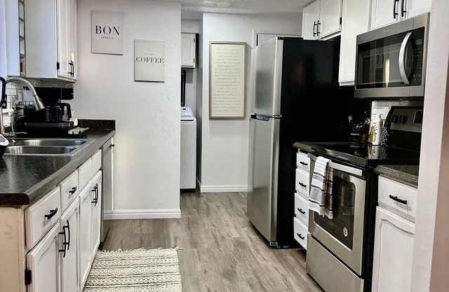 Happy hippie house . Cozy remodeled 3bd , family neighborhood Salt Lake City !