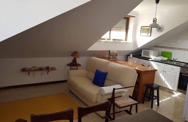 Happy House 1 bedroom apartment 230m from Praia das Maçãs