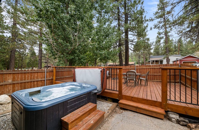 Happy on the Lake - Walk to Lake, Hot Tub, Fenced Yard, Pet Friendly