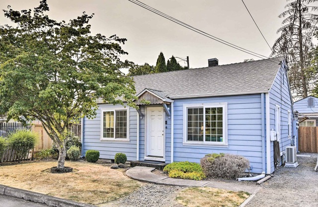 'Happy Rock Home' - Walk to Clackamas River!