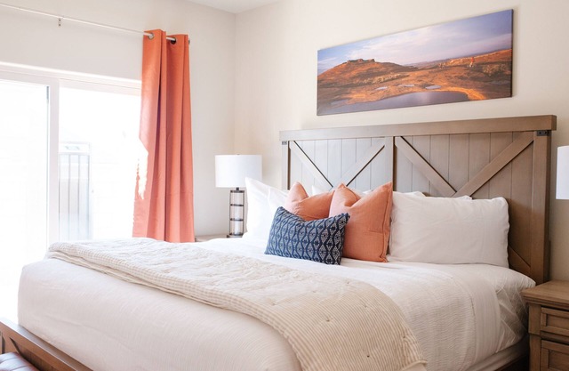 🐶 Happy Tails – Dog-Friendly Getaway Near Zion with Pool Access – Relax, Play, and Stay Cool!