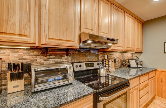 Happy Trails Lodge - Big views of Grandfather Mtn, sauna, hot tub, great location!