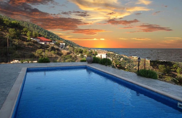 Happy Trails Pomos Panoramic Villa