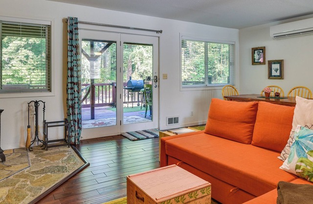 Happy Valley Rental: Private Deck & Charcoal Grill