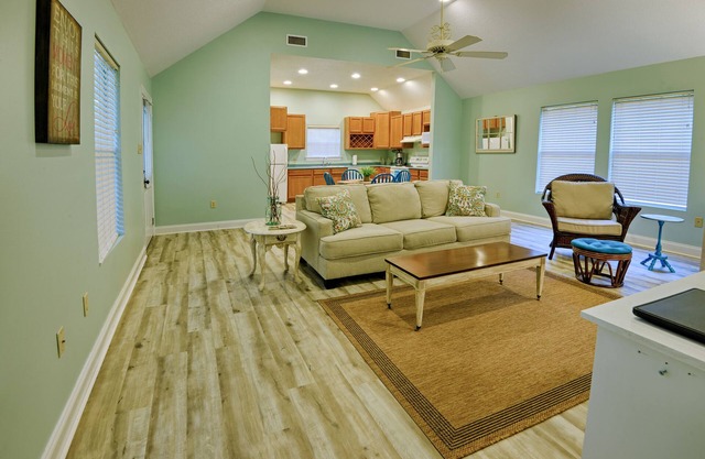 Harbor Landing Cottage - close to Mandeville Lakefront and Tammany Trace