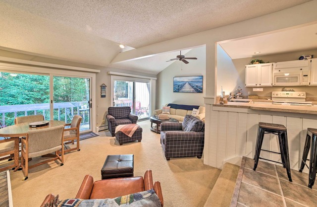 Harbor Springs Condo w/Fireplace Near Skiing!