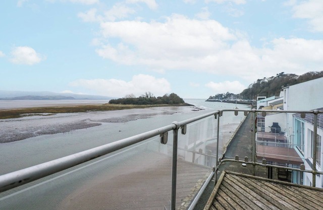 HARBOUR APARTMENT, romantic in Porthmadog