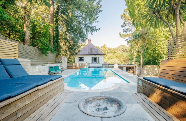 Harbour Escapes | Prestigious 5 bedroom House with Garden, Pool, Outdoor Kitchen