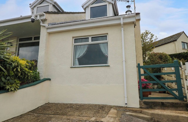 HARBOUR HIGH ANNEX, pet friendly, with a garden in Fishguard