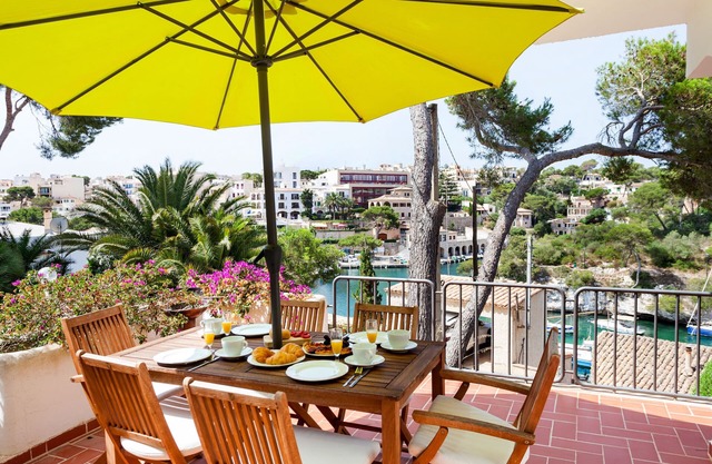 Harbour View 1 Holiday Apartment by the Sea in a Lively Fishing Village in Cala Figuera