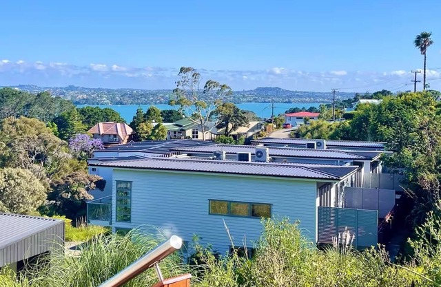 Harbour Views & City Lights – Peaceful 2BR Retreat