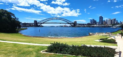 Harbourside Escape: Sunlit Outdoor Terrace & Views