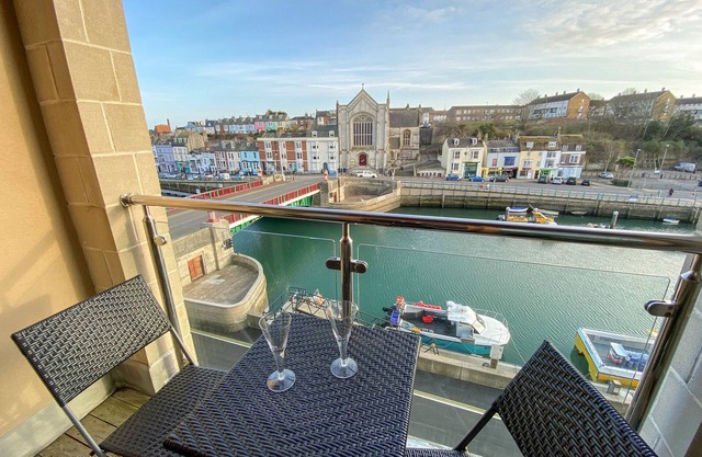 HARBOURSIDE PENTHOUSE, family friendly in Brewers Quay Harbour