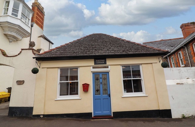 HARDINGS COTTAGE, romantic, with a garden in Minehead