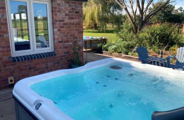 Hare Cottage with hot tub, sleeps 9, fishing and wild swimming