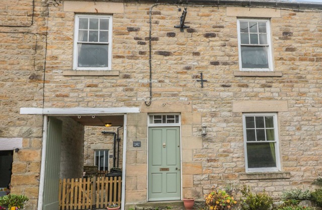 HARE & HOUNDS HOUSE, pet friendly, with open fire in Allendale