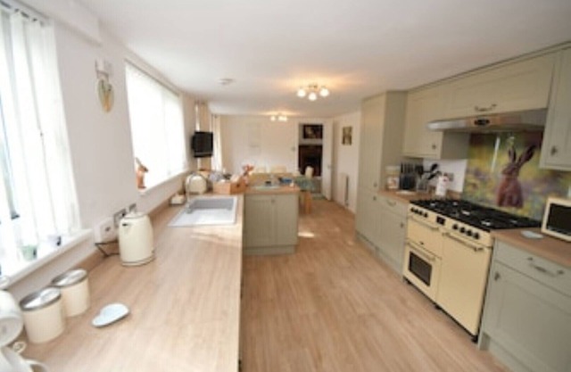 Hare Lodge - Spacious 2 Bedroom Attached Bungalow With Parking and Garden