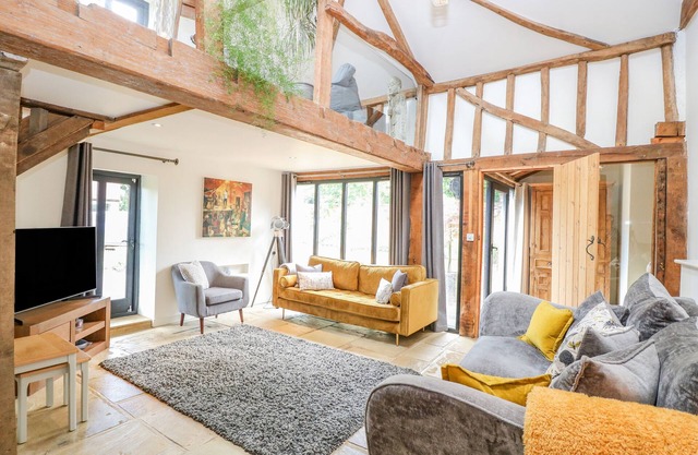 HARGATE FARM BARN, pet friendly, with hot tub in Old Buckenham