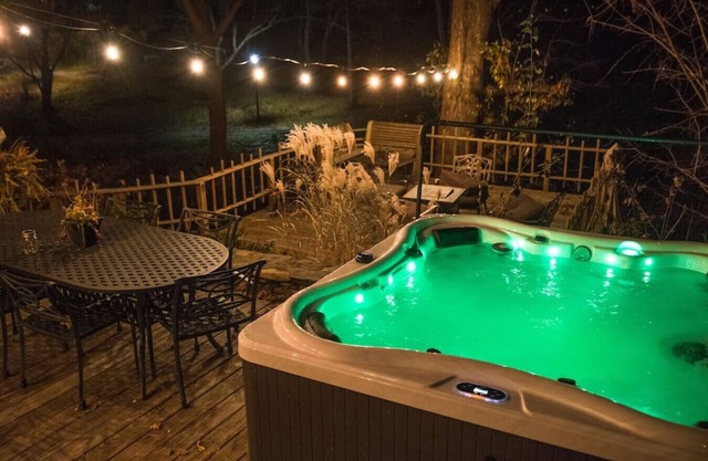 Harlow Bishop House, Best Location in town, hot tub, deck, brook