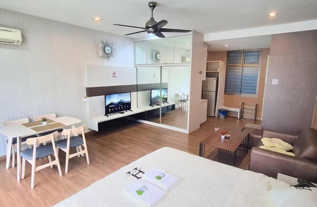 Harmony studio private balcony Palazio Mount Austin by GDRAGON HomeStay