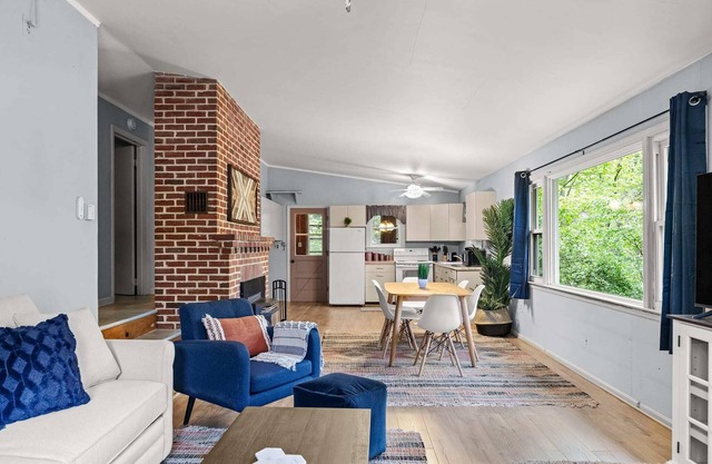 Harpers Ferry Cottage: Hot Tub, WiFi, Dog-Friendly