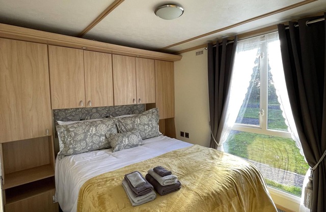 Harry’s Hideaway Lodge-Classic-Countryside view-Ensuite with Shower