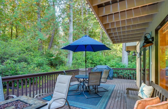 Harstine Island Retreat w/ Community Pool!