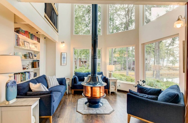Harstine Island Vacation Rental: Walk to Beach!