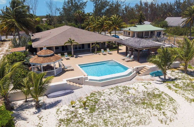 Hart House, vast patio with hot tub, heated pool & outdoor bar on Flamingo Bay