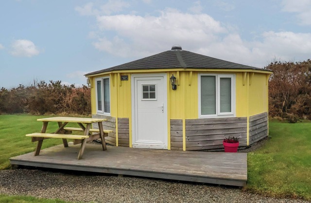 HARTLAND QUAY, romantic, with a garden in Hartland