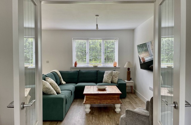 Harvest Hideaway - private Hot Tub, spacious, pet friendly & 3 parking spaces!